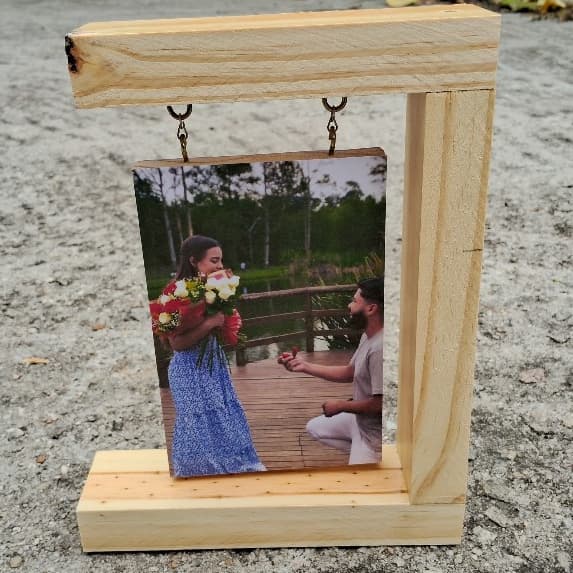 Porta retrato de madeira suspenso com foto de pedido de casamento