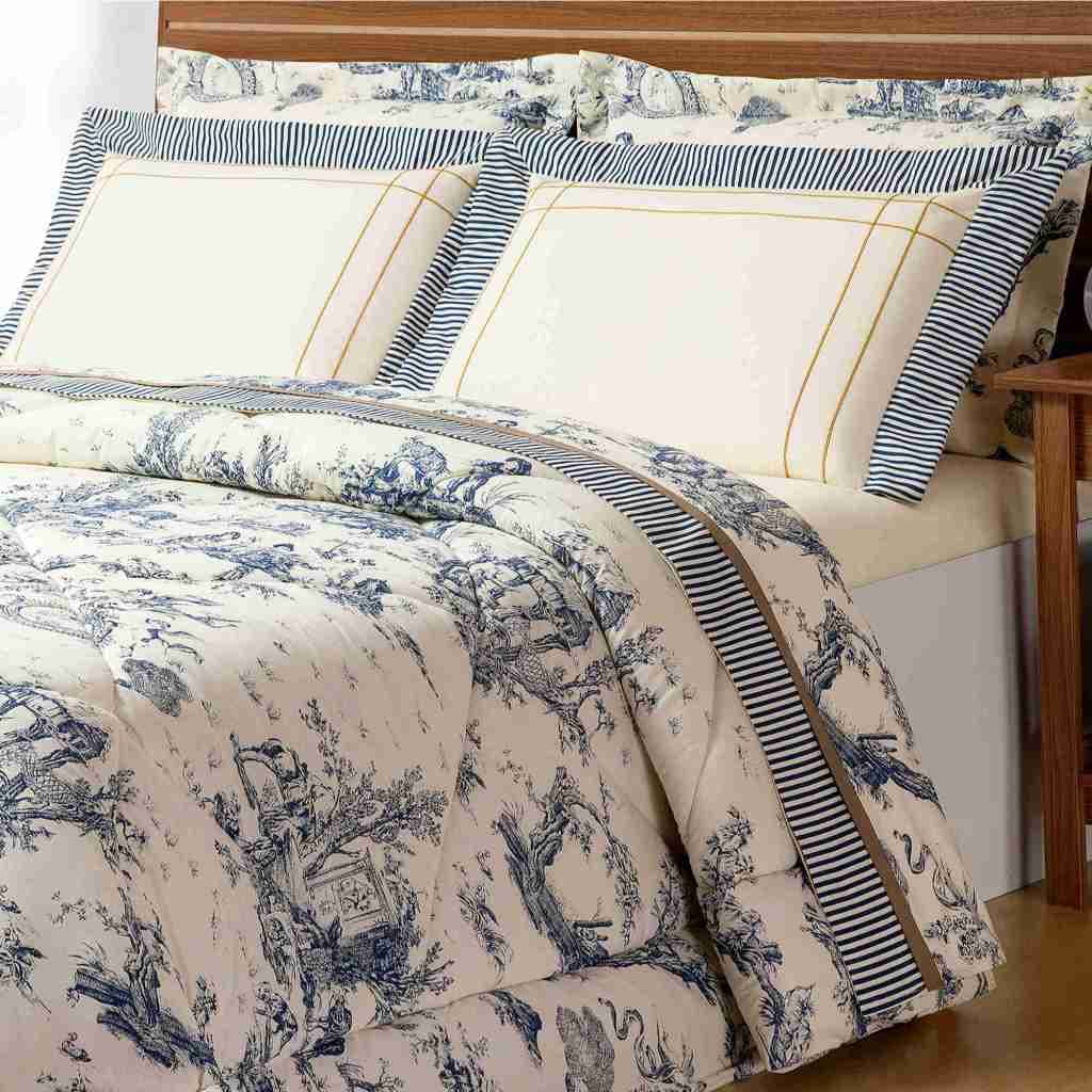 Edredom king com estampa floral azul e branco, 3 peças, fundo bege, detalhes em azul escuro e branco