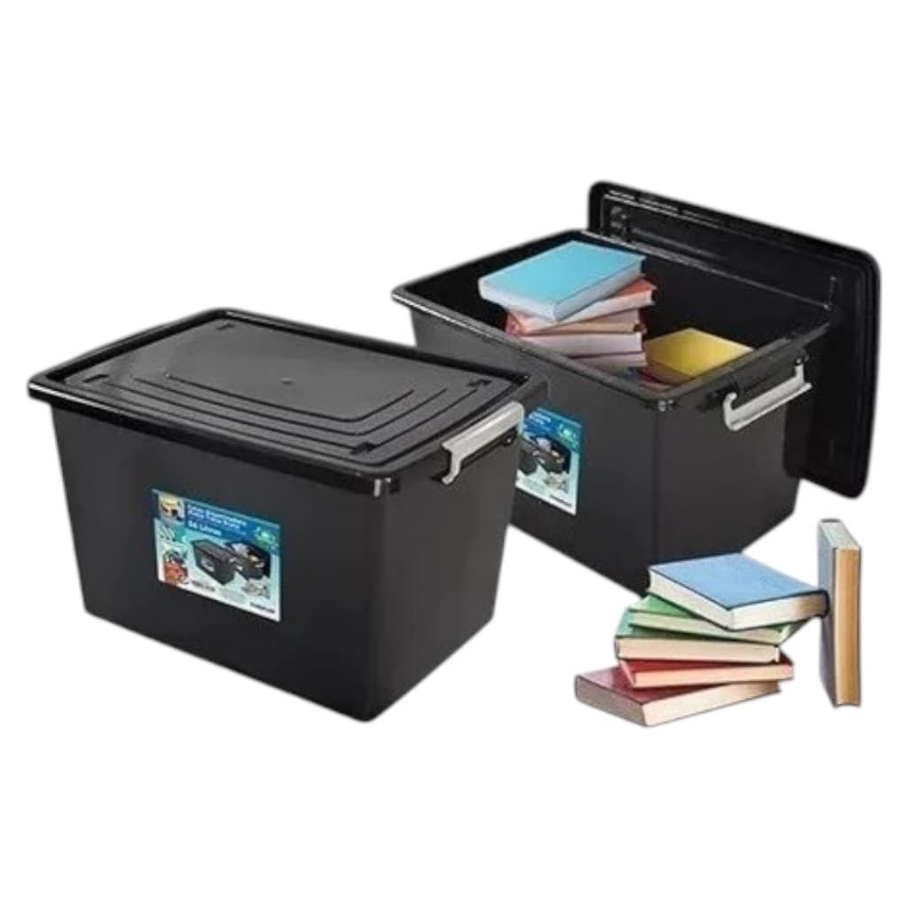 Duas caixas organizadoras grandes pretas com tampa e trava, uma aberta com livros dentro.