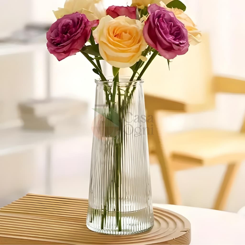 Vaso cilíndrico transparente com canelado para flores com arranjo de rosas multicoloridas