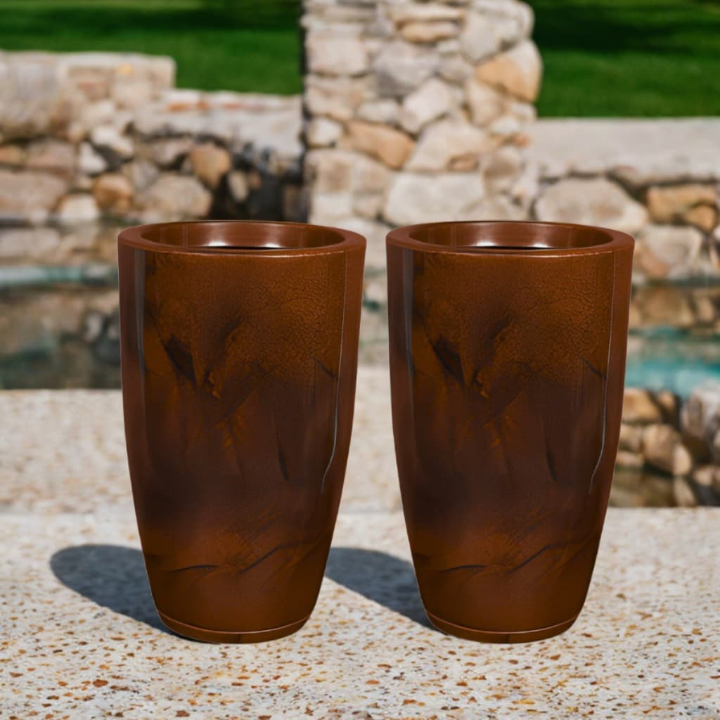 Dois vasos marrons de cerâmica estilo rústico em um fundo de pedra e grama
