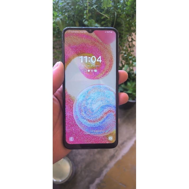 Smartphone Samsung Galaxy A04e 64GB Preto com tela vibrante e tempo 11:04