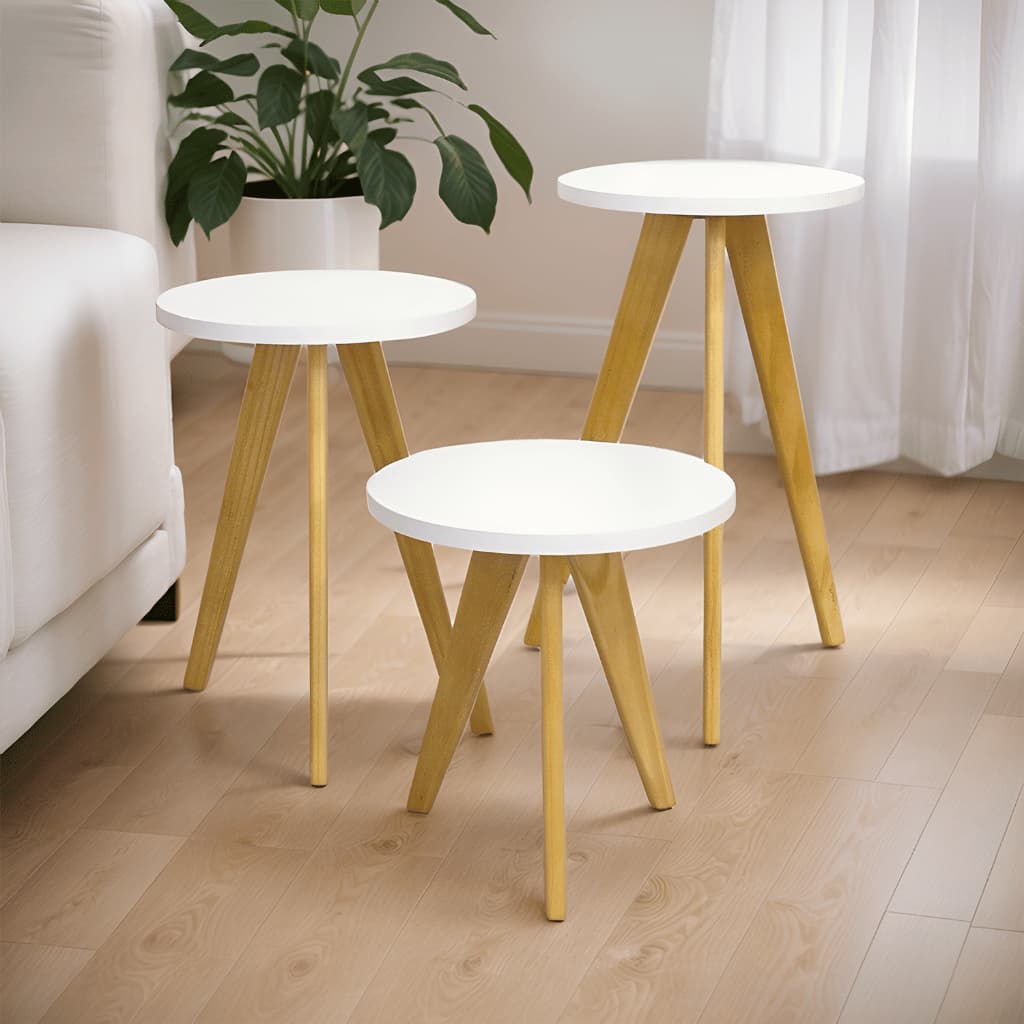 Conjunto de mesas brancas com pernas amarelas em ambiente interno