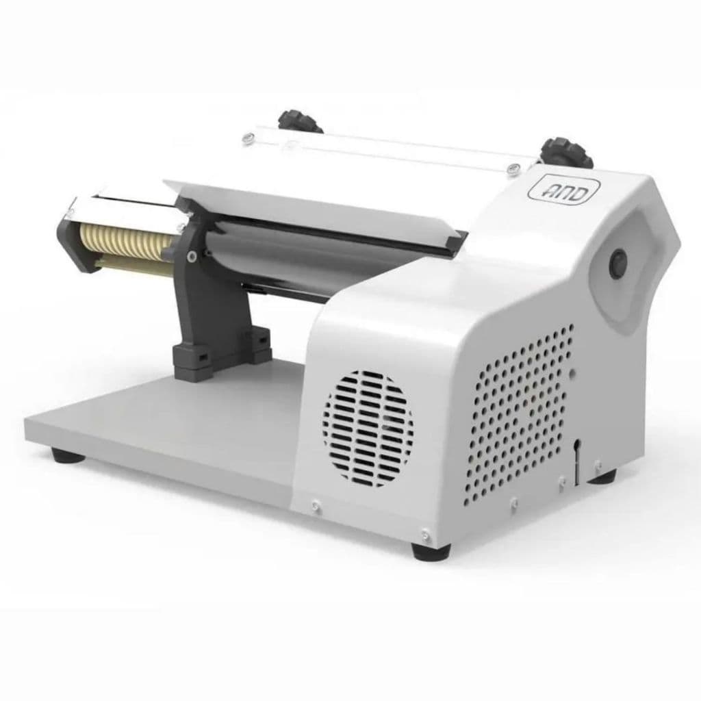 Cilindro laminado elétrico para massas de pizza 127v com cortador, branco e cinza, em fundo branco