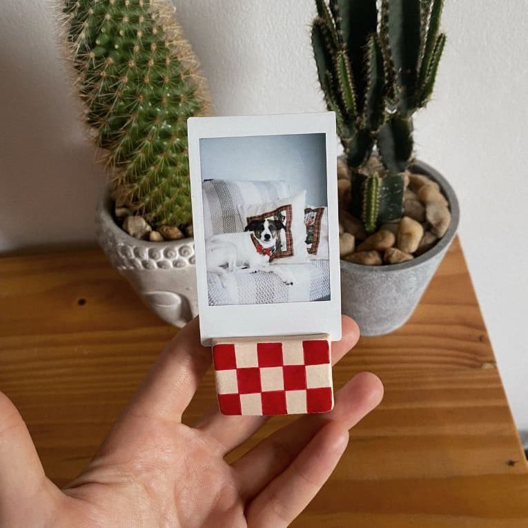 Porta-retrato quadrado polaroid instax com padrão xadrez vermelho e branco