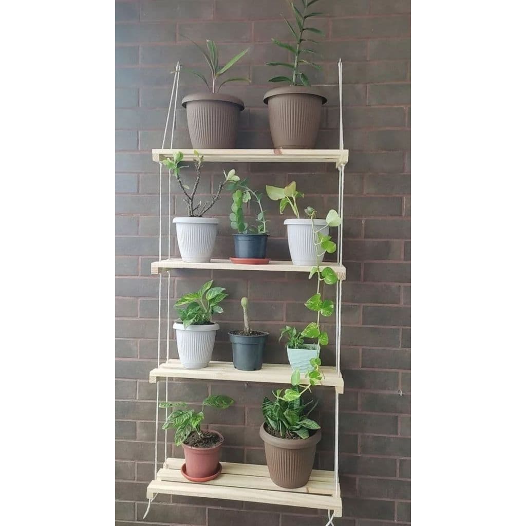 Prateleira de madeira com cordas suspensas para plantas, quatro prateleiras com vasos, parede de tijolos ao fundo