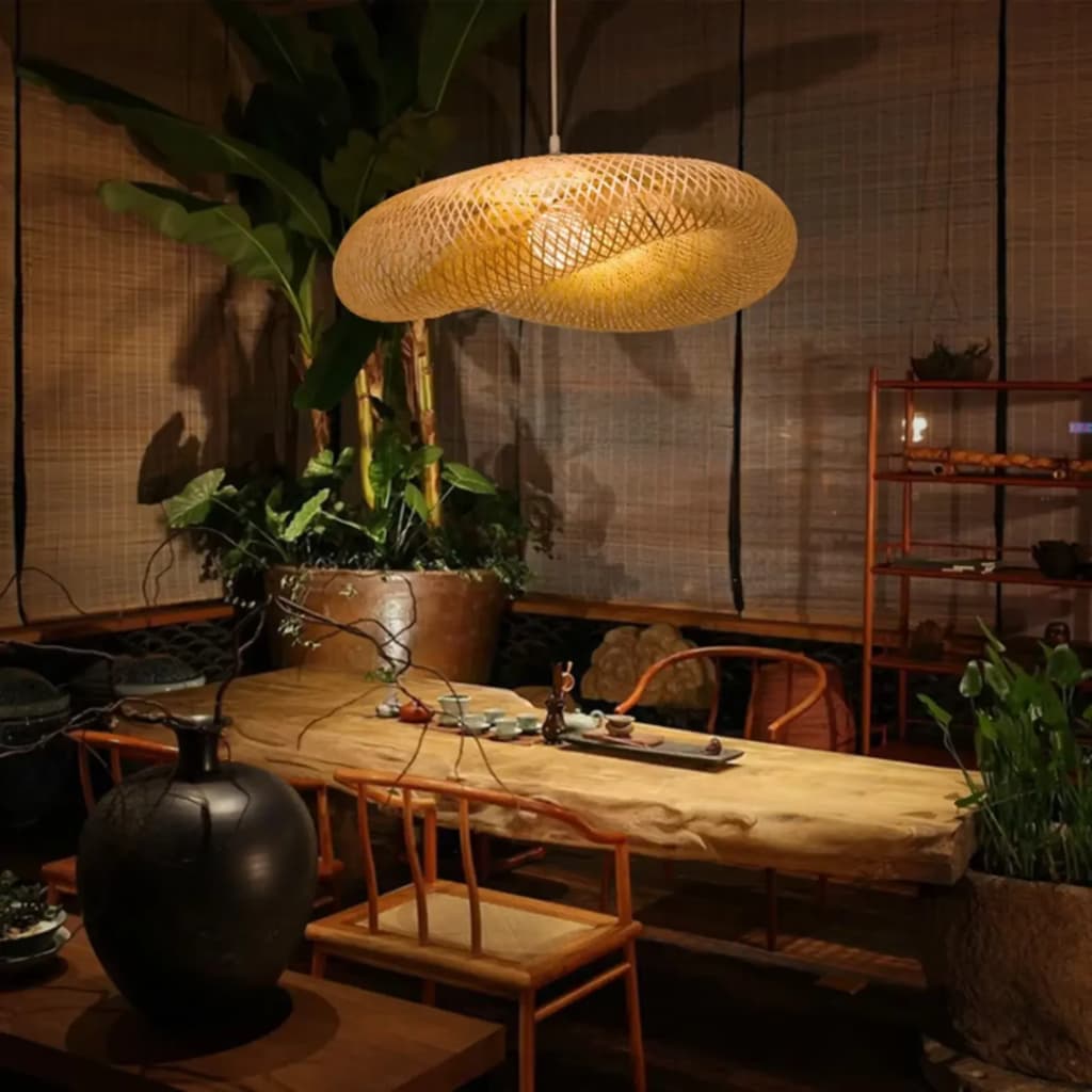Luminária pendente de teto rústica de bambu de 60 cm em sala com decoração minimalista