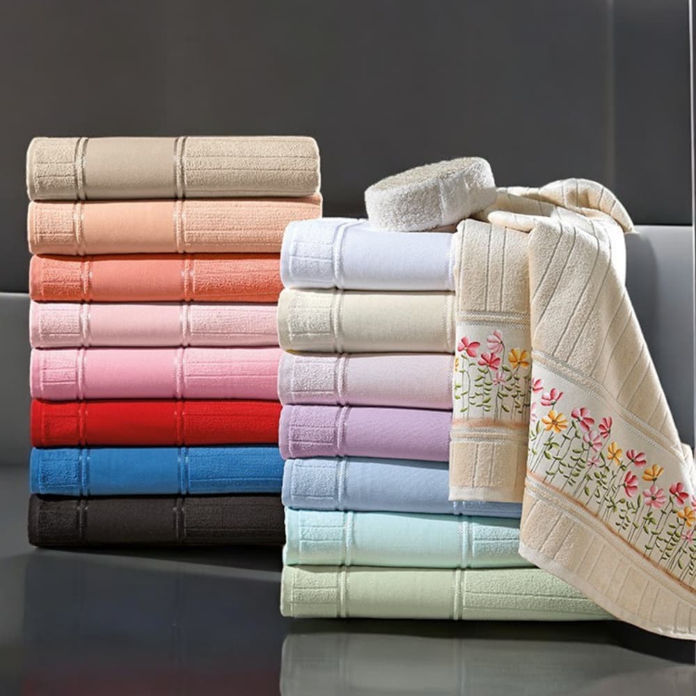 Toalhas de banho Dohler em várias cores com bordas e flores bordadas