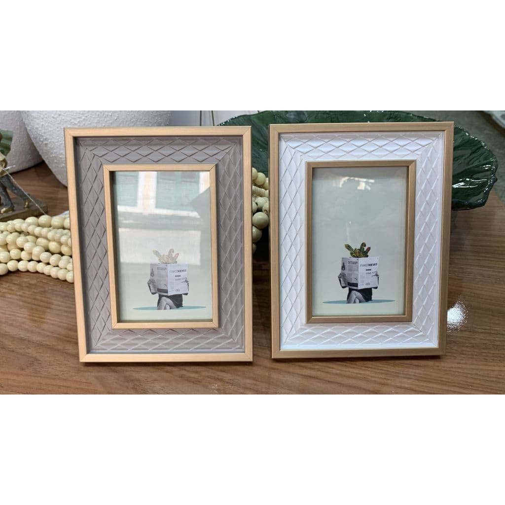 Porta-retratos decorativos em moldura bege e branco com figura lendo jornal