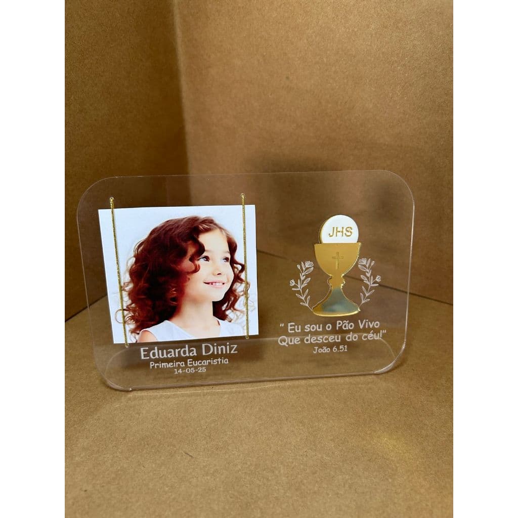 Porta-retrato transparente com foto de menina e cálice eucarístico dourado