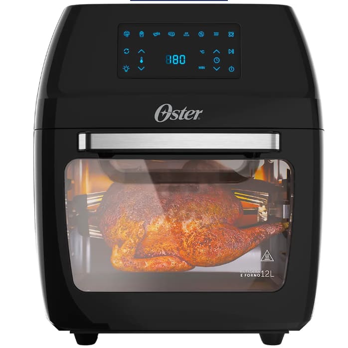 Fritadeira Oven Fryer 12L Oster 3 em 1 com frango sendo cozido, preta, fundo branco.