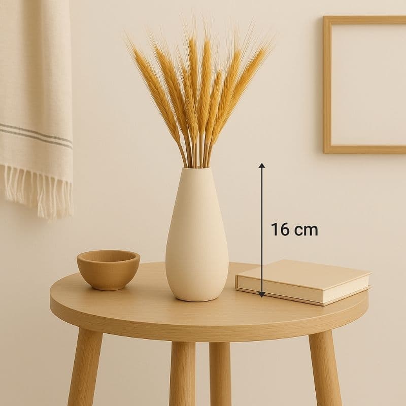 Vaso decorativo estilo nórdico minimalista em cerâmica branca com trigo seco, em uma mesa de madeira
