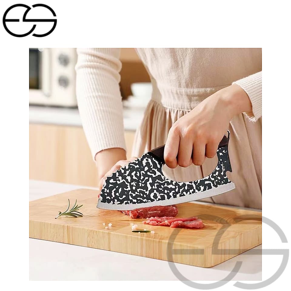 Cutelo de aço inoxidável com cabo King Design cortando carne em uma cozinha