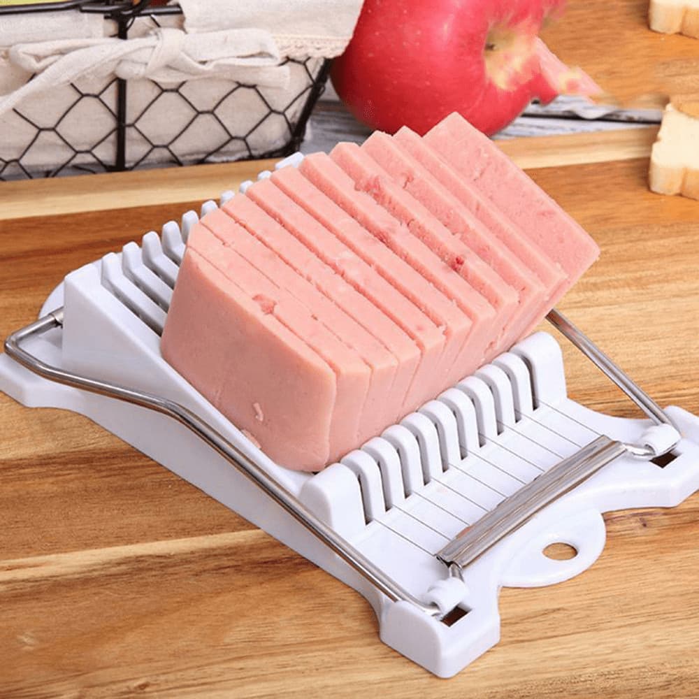 Fatiador de queijo manual em aço inoxidável cortando queijo rosa em fatias finas