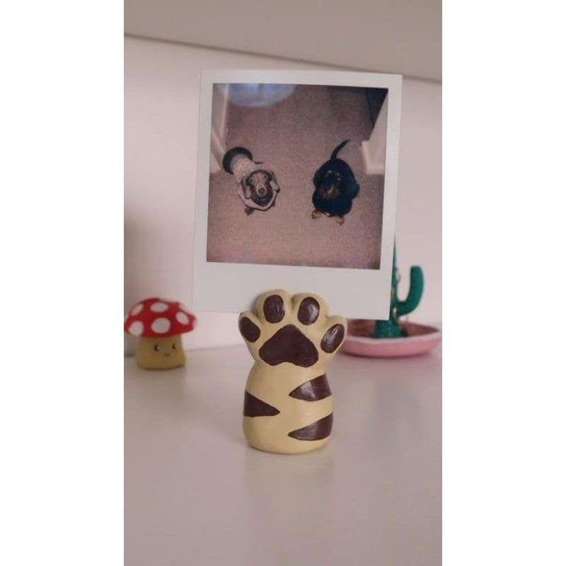Porta-retrato artesanal em forma de pata de animal com foto de cães