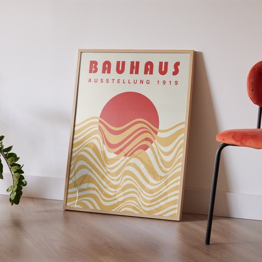 Quadro decorativo geométrico moderno com moldura Bauhaus, design abstrato de ondas em amarelo e vermelho, texto 'BAUHAUS AUSSTELLUNG 1919'.