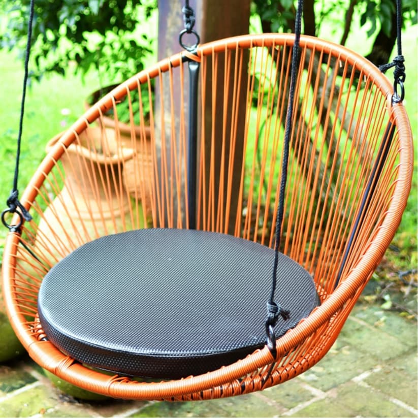 Cadeira suspensa laranja com almofada preta para varanda ou jardim