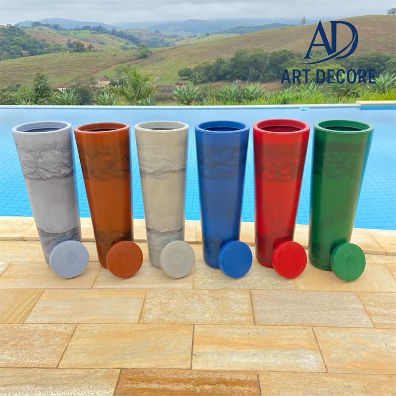 Sete vasos decorativos para plantas estilo Ibiza em cores cinza, laranja, bege, azul, vermelho, verde e cinza
