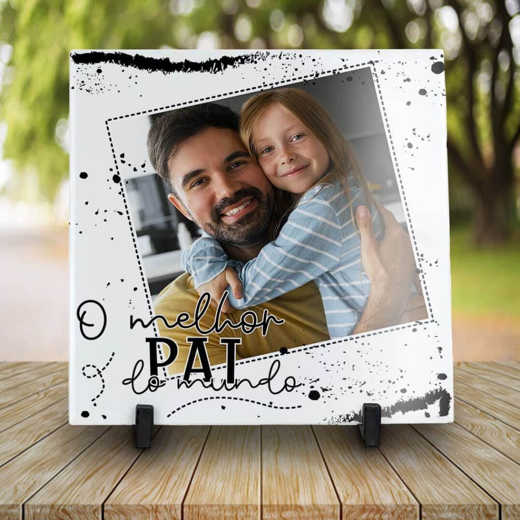 Quadro personalizado em cerâmica azulejo com foto de pai e filha dizendo 'O melhor pai do mundo'.