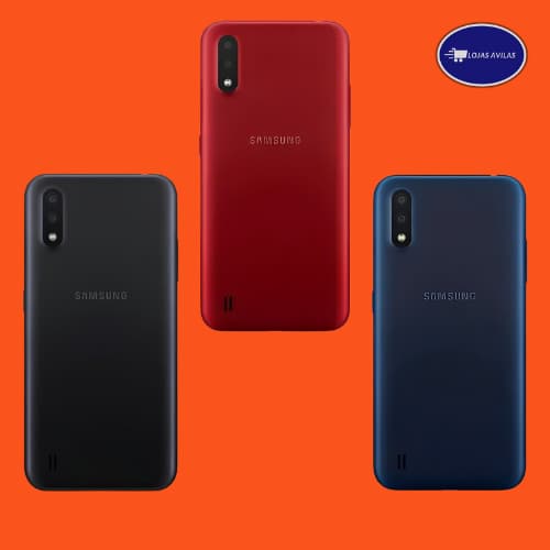Samsung Galaxy A01 em preto, vermelho e azul com fundo laranja