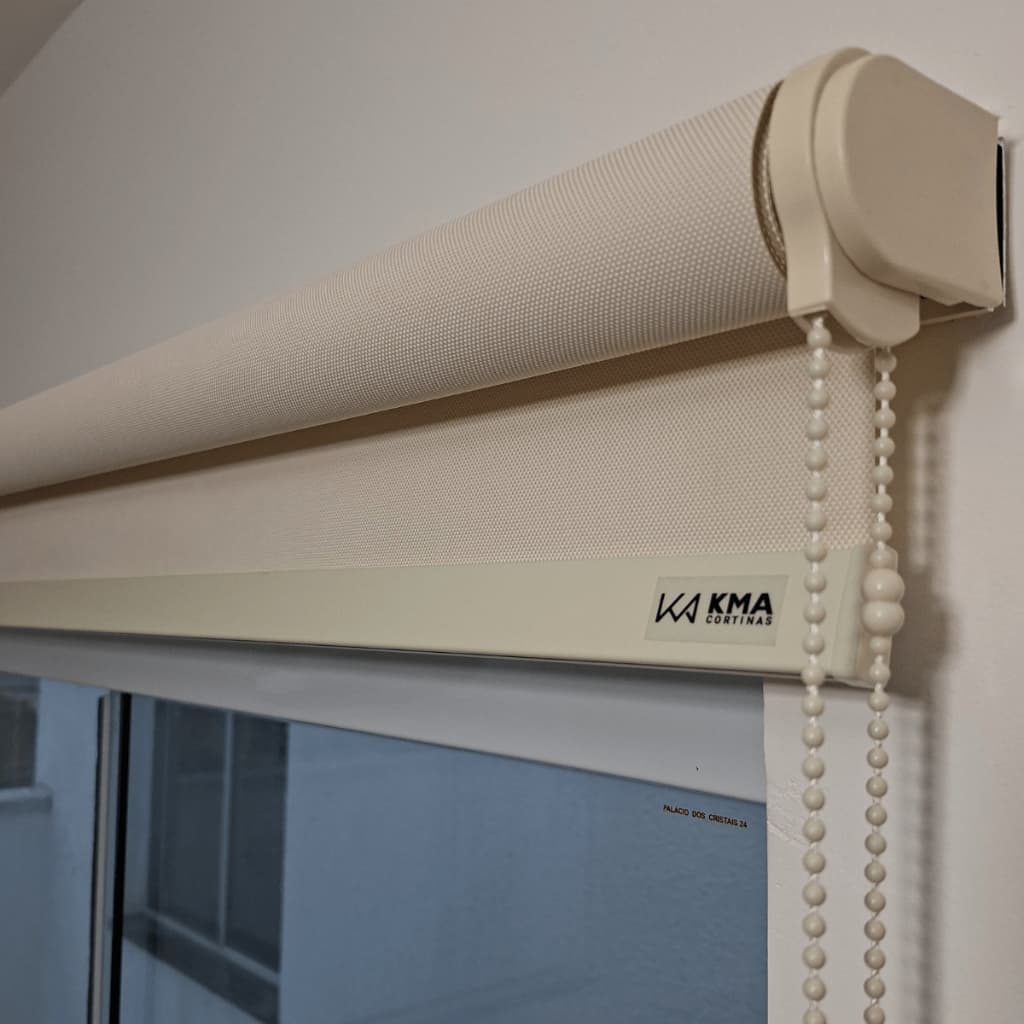 Cortina rolo branca KMA com cordão de contas para janela