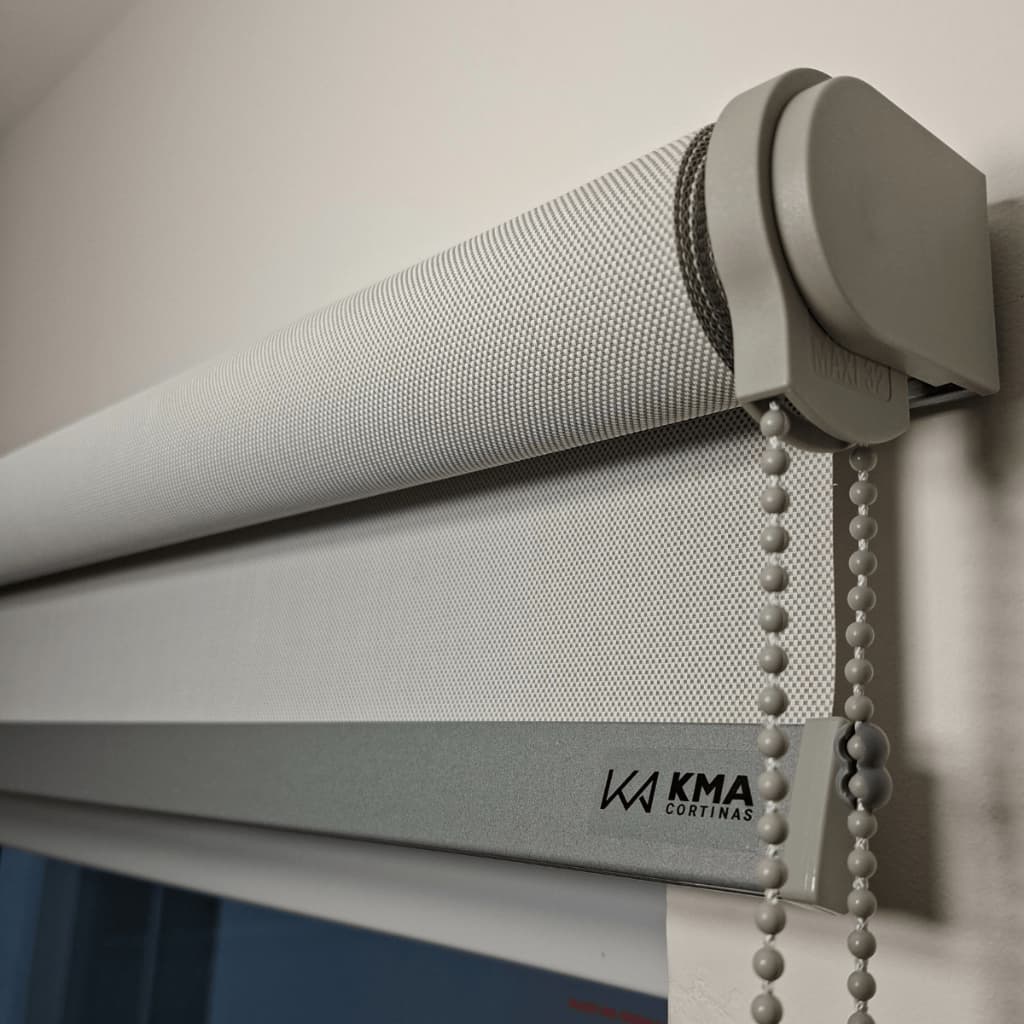 Persiana rolo screen cinza KMA Cortinas para apartamento