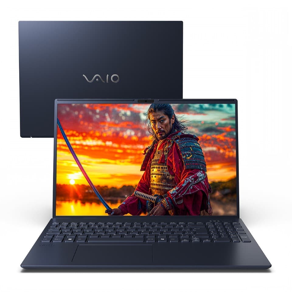 Notebook VAIO FE16 aberto com tela de guerreiro e teclado preto