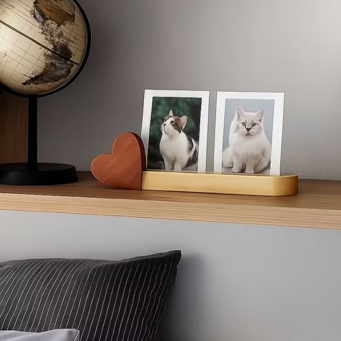 Porta-retrato artesanal em forma de coração em madeira com fotos de gatos