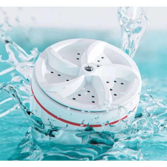 Mini máquina de lavar roupas portátil branca com detalhes vermelhos, submersa na água