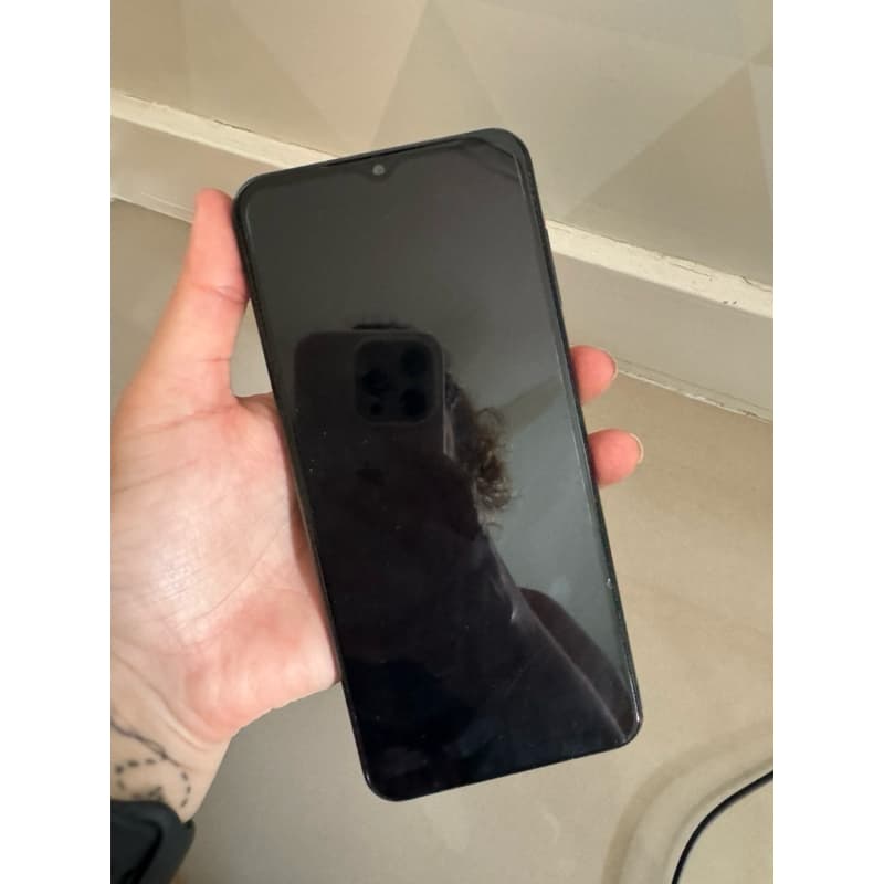 Smartphone Samsung Galaxy A13 128GB Preto em mãos