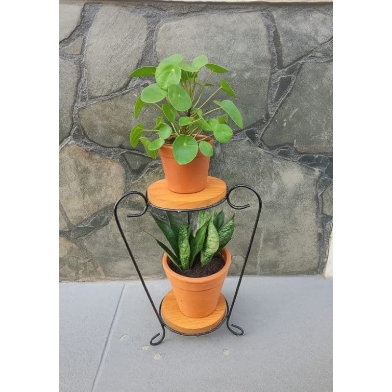 Suporte para vaso de planta com dois potes, um em cima do outro, em um suporte de madeira com estrutura metálica