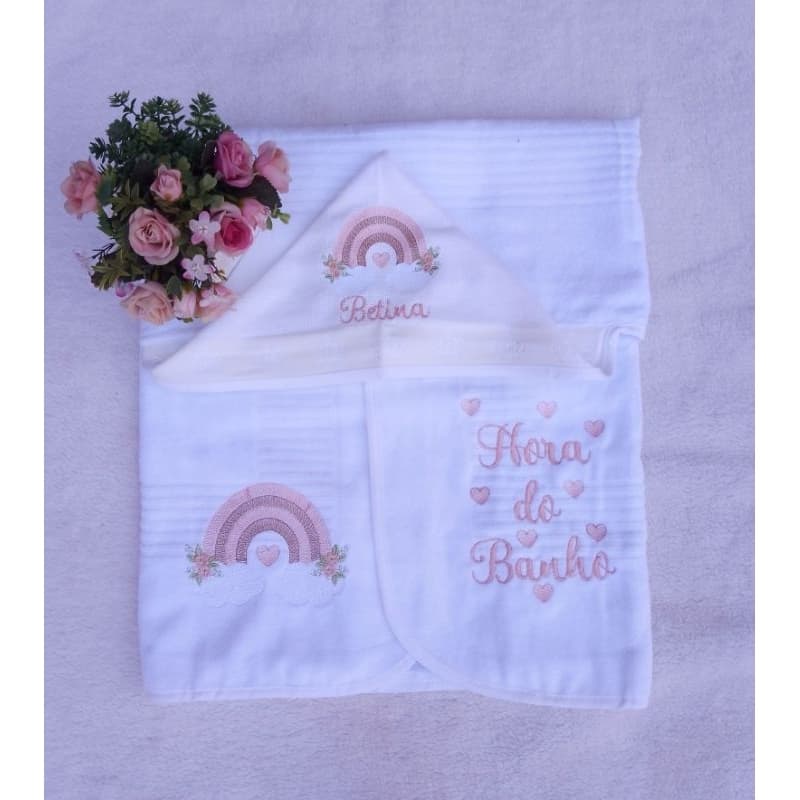 Toalha de capuz personalizada para bebê com nome e bordados de arco-íris e corações