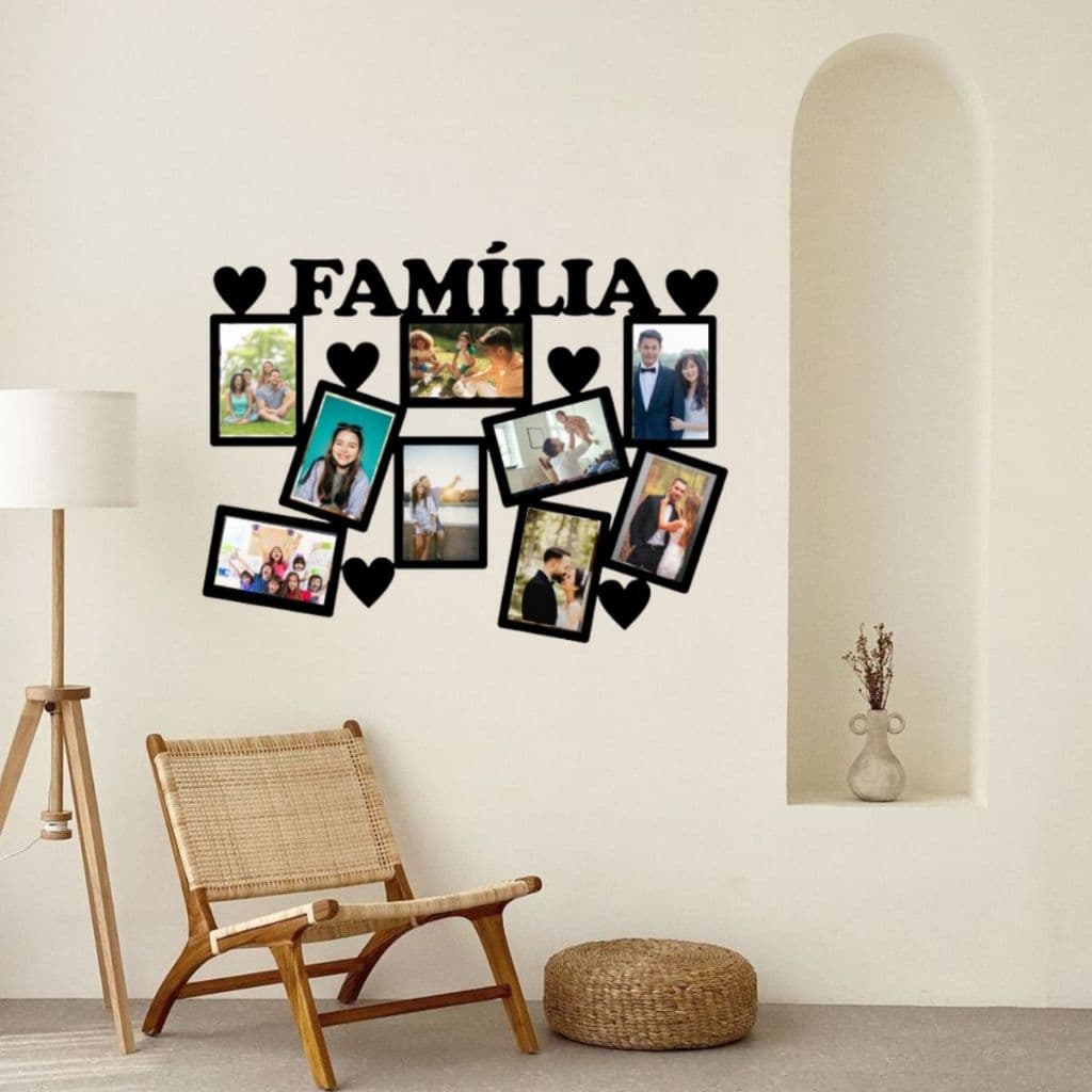 Painel decorativo família com fotos em preto e branco, palavra família em preto acima das fotos, parede branca, prateleira com planta e vaso branco, cadeira de vime, suporte de mesa com lâmpada.