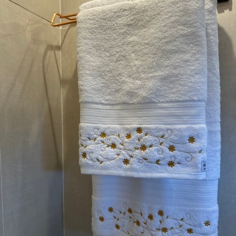 Kit de toalhas de banho e rosto em algodão egípcio com bordado floral exclusivo branco e dourado