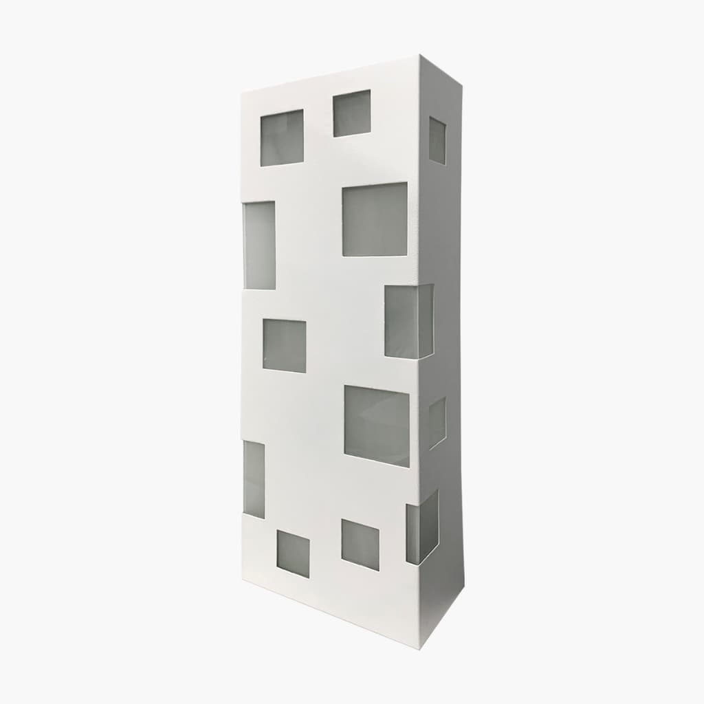 Arandela retangular branca com design de grade, vidro transparente e áreas sólidas