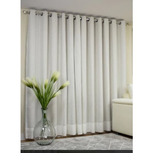 Cortina branca com blackout para sala de estar, vista frontal com vaso de flores artificiais verdes