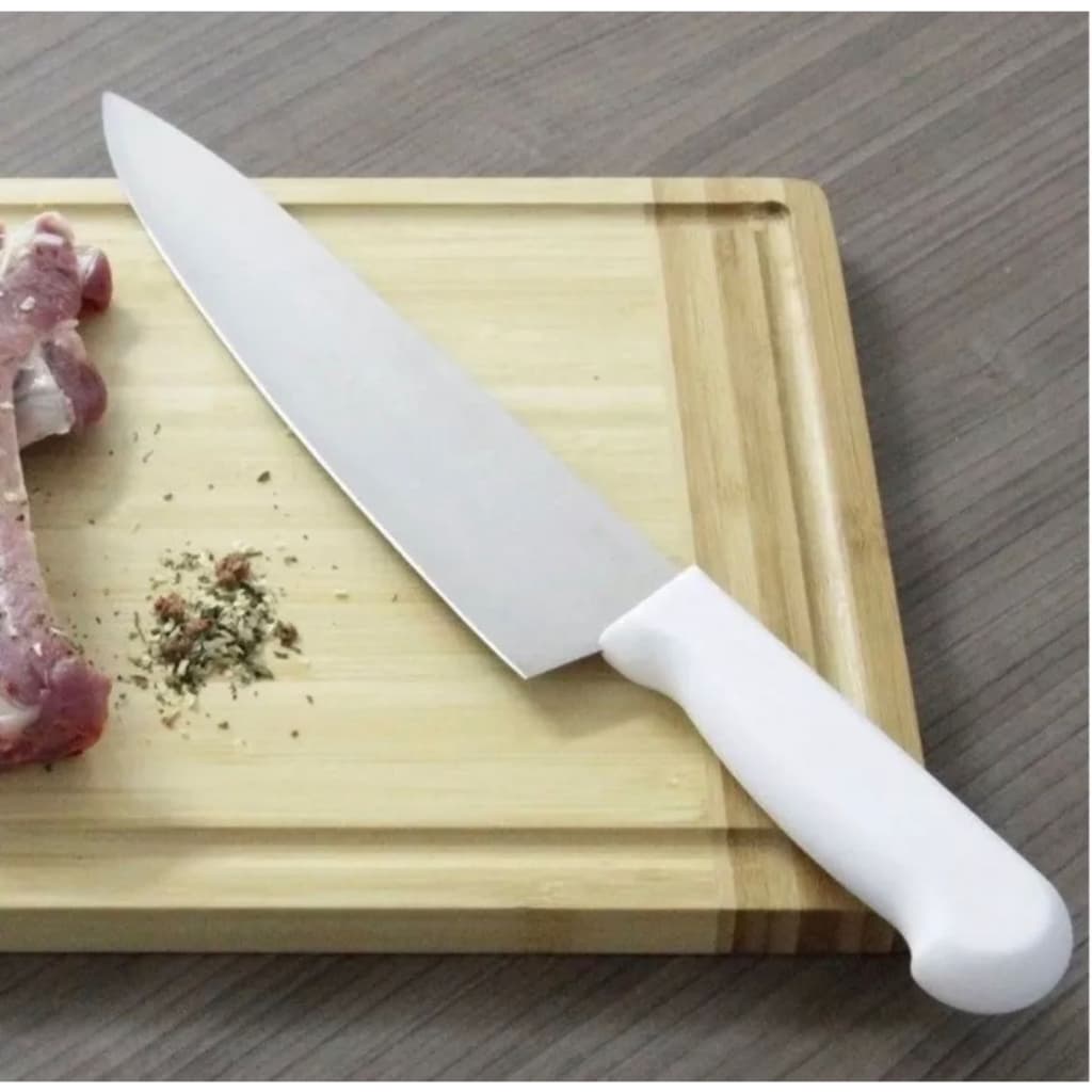Faca de aço inoxidável 8 polegadas com cabo branco em corte de carne sobre tábua de madeira