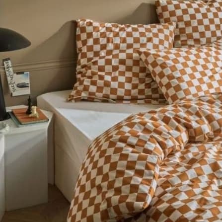 Edredom de xadrez casal com travesseiros combinando, em fundo bege