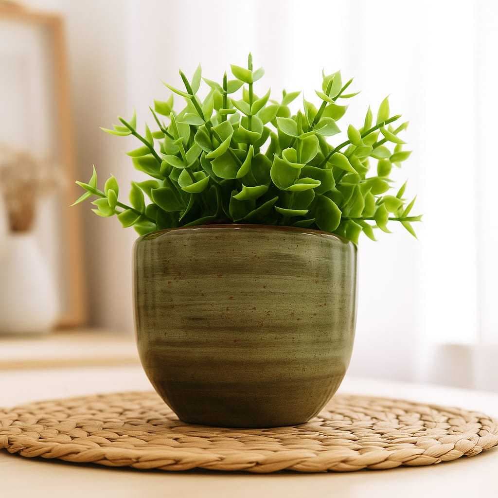 Vaso cerâmico verde com planta artificial verde em um centro de mesa de vime