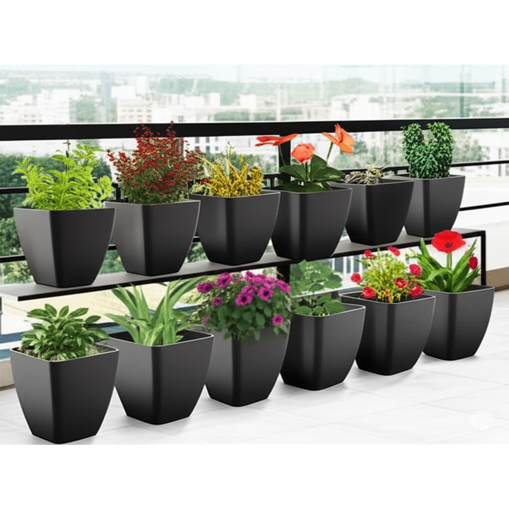 Jogo de 12 vasos pretos quadrados para plantas em uma varanda com vista para a cidade