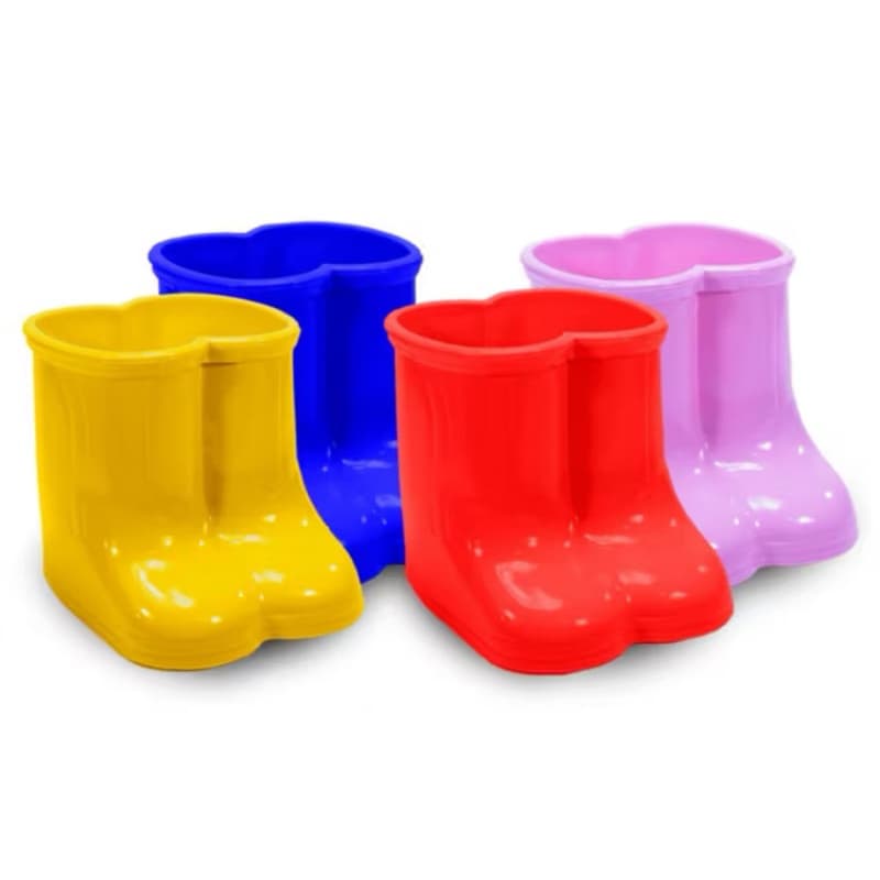 Vasos decorativos em forma de botinhas em cores amarelo, azul, vermelho e roxo para centro de mesa.