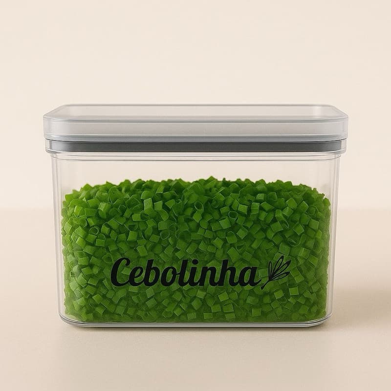 Pote hermético transparente com cebolinha picada verde, tampa de plástico, fundo branco