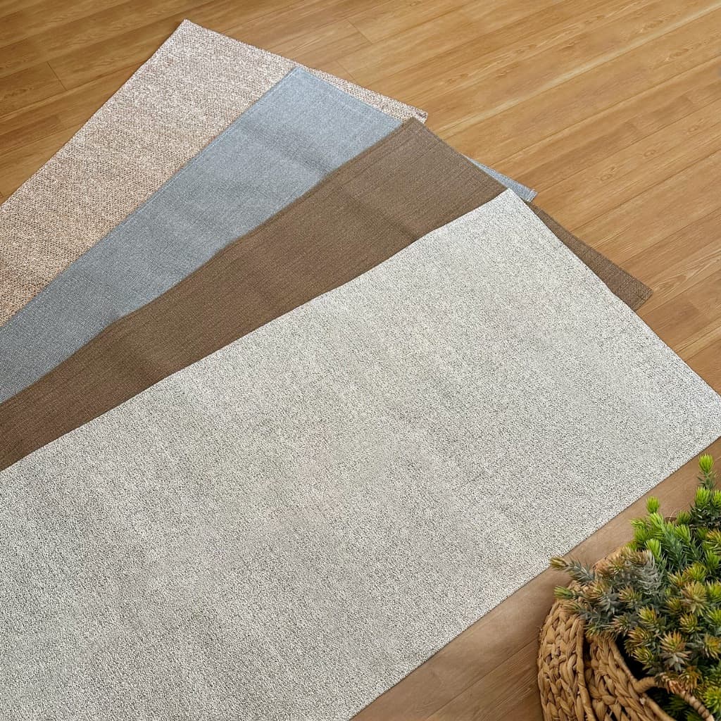 Tapetes passadeiras de 3 metros x 60 cm em várias cores sobre piso de madeira