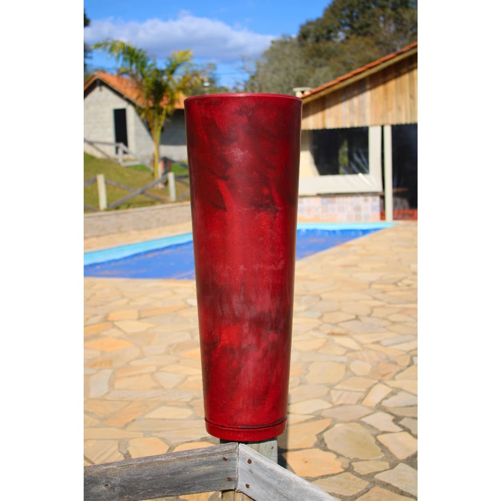 Vaso de planta coluna redonda vermelha estilo vietnamita em deque com piscina