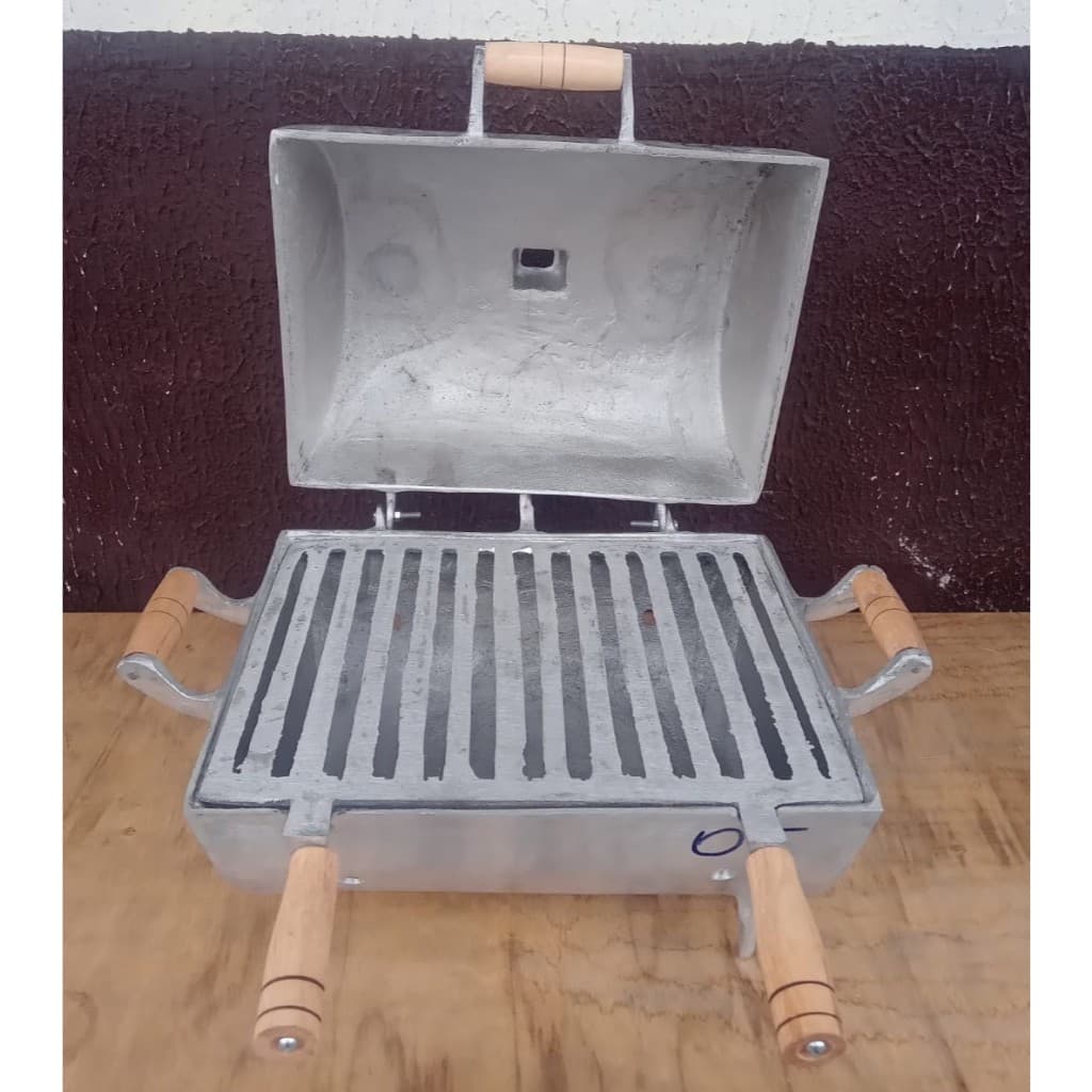 Churrasqueira média a bafo em alumínio batido.