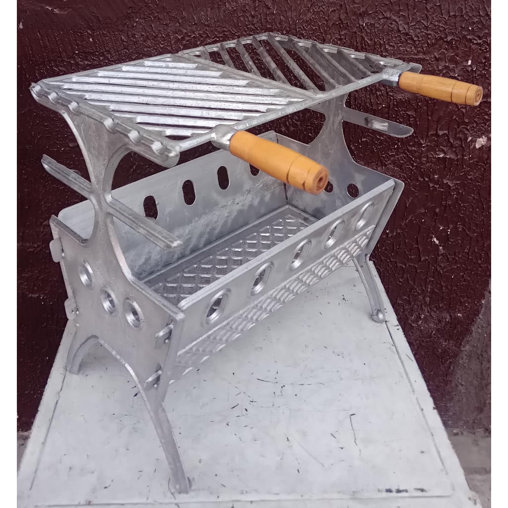 Churrasqueira desmontável média portátil em alumínio batido.