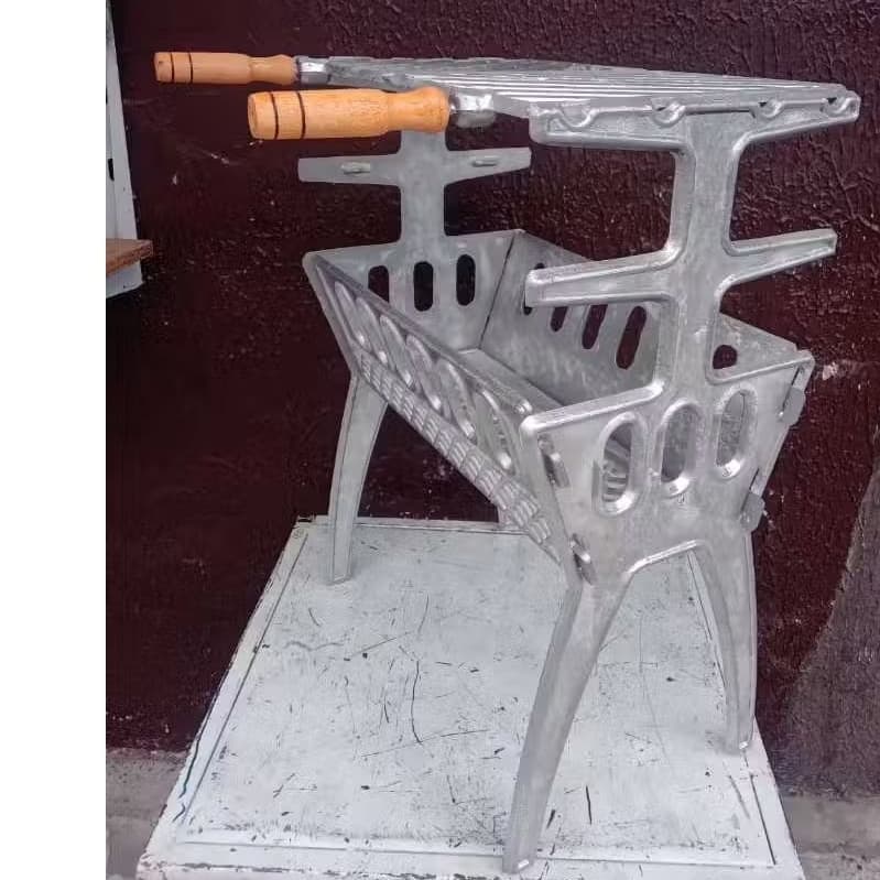 Churrasqueira desmontável grande em alumínio batido com alças de madeira