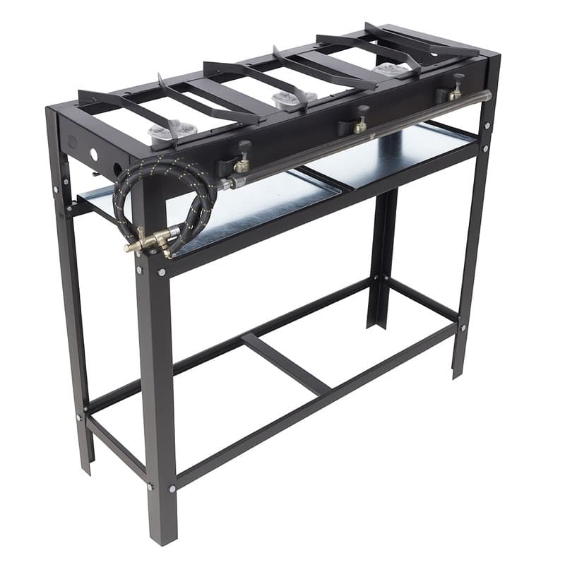 Fogao industrial portatil de tres bocas em metal preto com queimadores e mangueira conectada
