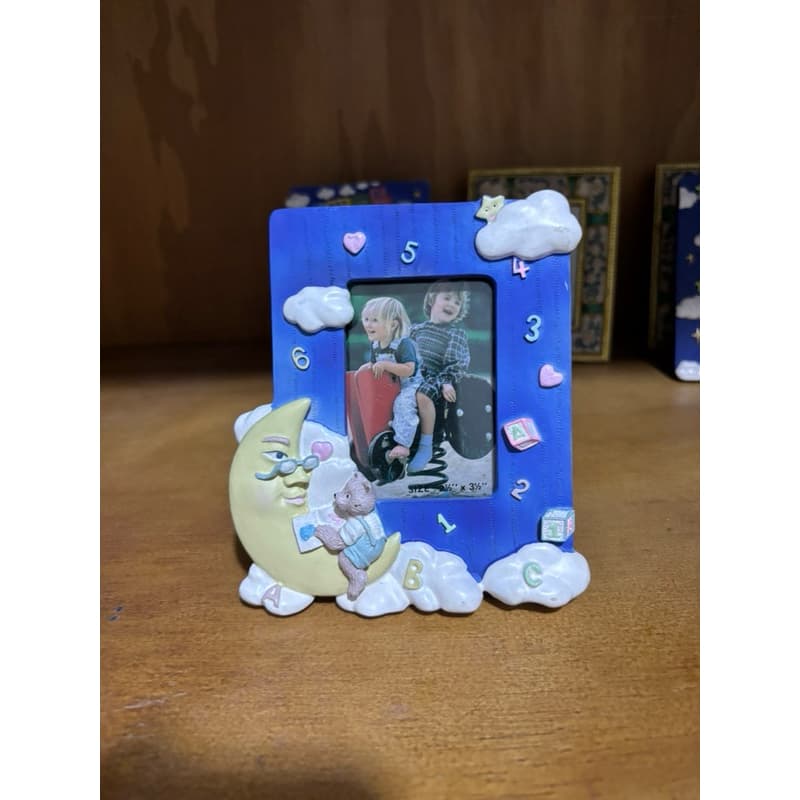 Porta retrato infantil tema ursinho nas nuvens e lua azul com foto de crianças