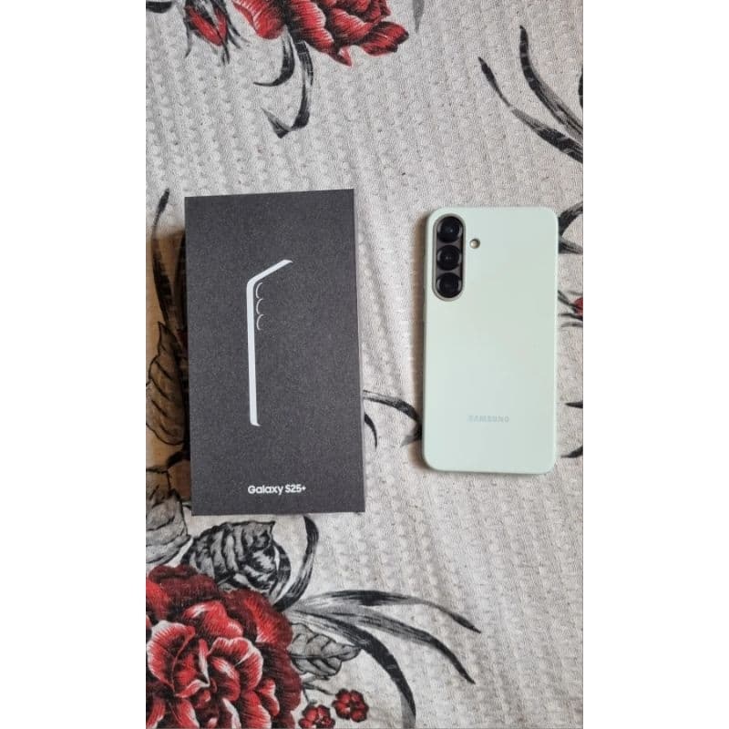 Samsung Galaxy S25 Plus 512 Gb verde-claro ao lado da caixa preta com logo Samsung